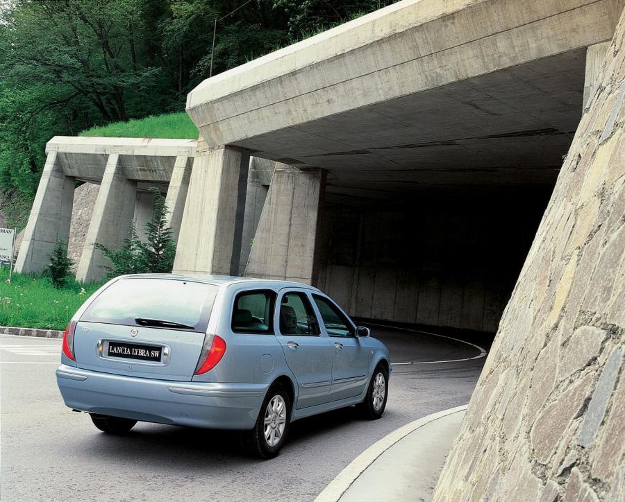  Lancia Lybra SW 1999 года  (фото 29 из 57)